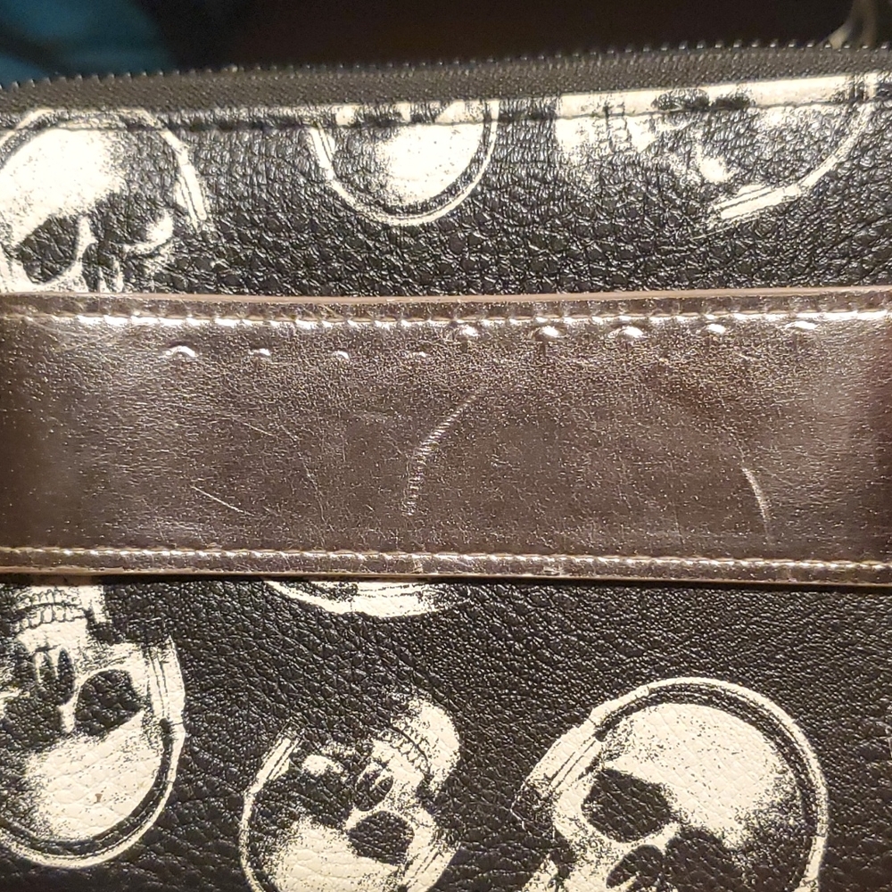 No Boundaries Skull Wristlet-New